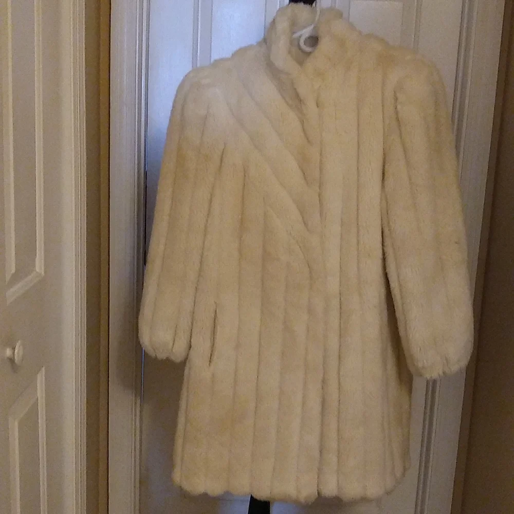 Lintage Off-White Faux Fur Coat - sz 15/16 - NOT Included in Bundling Sale - Picture 3 of 14